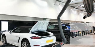 autofficina in cui ad una macchina è collegato un sistema di aspirazione touchless