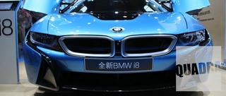 auto elettrica bmw blu in esposizione