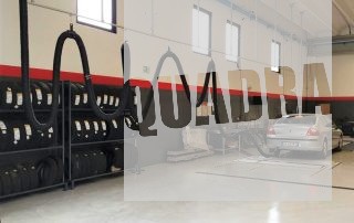 impianto di aspirazione gas di scarico di ottima qualità attaccato ad una macchina in un autofficina