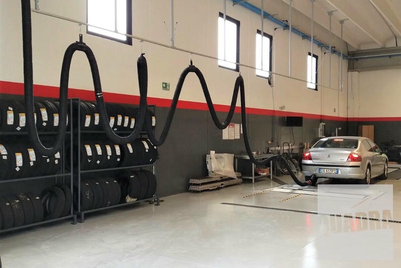 impianto di aspirazione gas di scarico di ottima qualità attaccato ad una macchina in un autofficina