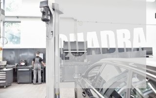 sistema di dispensing centralizzato installato in un'autofficina, sullo sfondo un meccanico che lavora