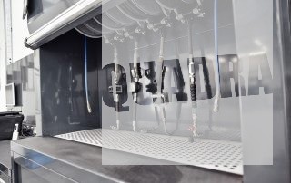 dettaglio di un impianto di distribuzione di fluidi speciali installato in un officina per auto