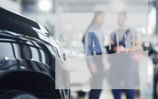 meccanico partner che parla con una cliente in un'officina Quadra