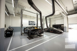 autofficina con braccio aspiratore gas di scarico attaccato ad una lamborghini