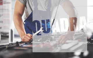 meccanico che lavora su una macchina in un'autofficina quadra