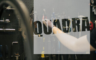 parete di stoccaggio di un officina auto a cui sono appesi gli strumenti da lavoro