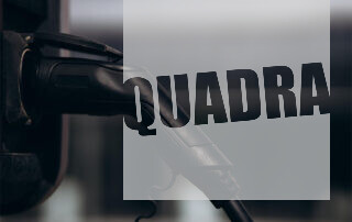 postazione auto elettriche in un'officina Quadra