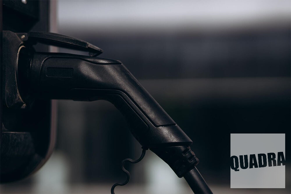 postazione auto elettriche in un'officina Quadra