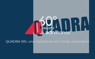 logo di Adnkronos, che ha collaborato con Quadra per l'allestimento di ambienti automotive