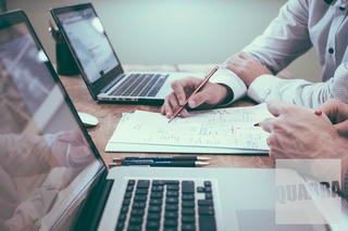 personale Quadra che lavora a un progetto di installazione impianti e spazi di officina