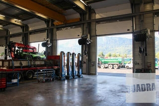 autofficina dotata di un sistema di aspirazione gas di scarico per camion e furgoni