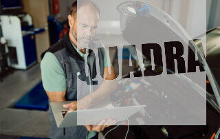 meccanico che collega un impianto di erogazione dell'olio computerizzato ad una macchina