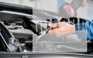 sistema di lubrificazione fluidi adottato da un meccanico sul motore di una macchina