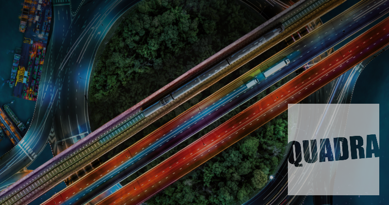 strada vista dall'alto connessa e illuminata da diversi colori