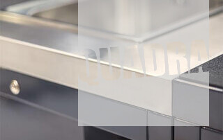 dettaglio di un banco da lavoro in acciaio inox per officina di quadra