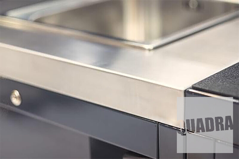 dettaglio di un banco da lavoro in acciaio inox per officina di quadra